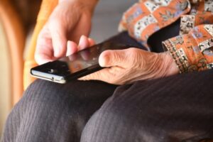 Read more about the article 국제 로맨스 스캠, 고령자 노리는 치밀한 수법… 은행 직원의 기지로 피해 막아