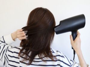 Read more about the article 머릿결 상하지 않게 머리 말리는 법, 올바른 드라이기 사용법 5가지