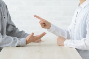 Read more about the article 남 탓하는 사람 특징과 이유, 그리고 똑같이 되지 않기 위한 방법