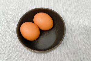 Read more about the article 삶은 달걀 껍질 깔끔하게 벗기는 법｜숟가락 하나로 실패 없는 초간단 방법