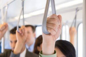 Read more about the article 출퇴근 50분 이상, 불면증 위험 1.35배? 수면을 망치는 진짜 원인