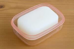 Read more about the article 남은 고체비누 버리지 마세요! 신발 냄새까지 잡는 활용법