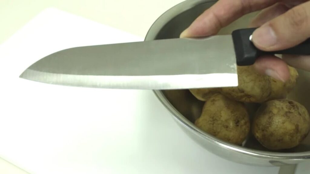 포인트는 삶기 전에 감자에 한 줄