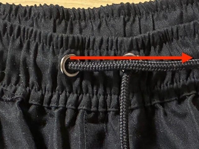 2) 짧게 만든 왼쪽 끈을 허리선에 맞추어 곧게 뻗는다.