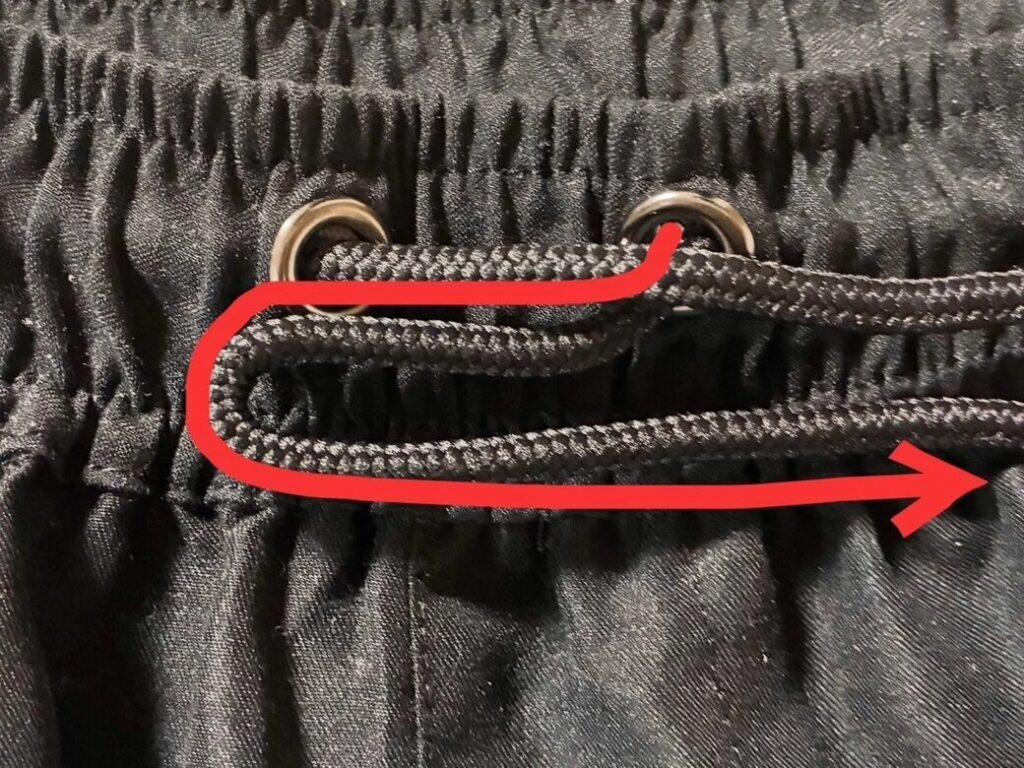 3) 오른쪽 끈을 U자 모양으로 접는다.