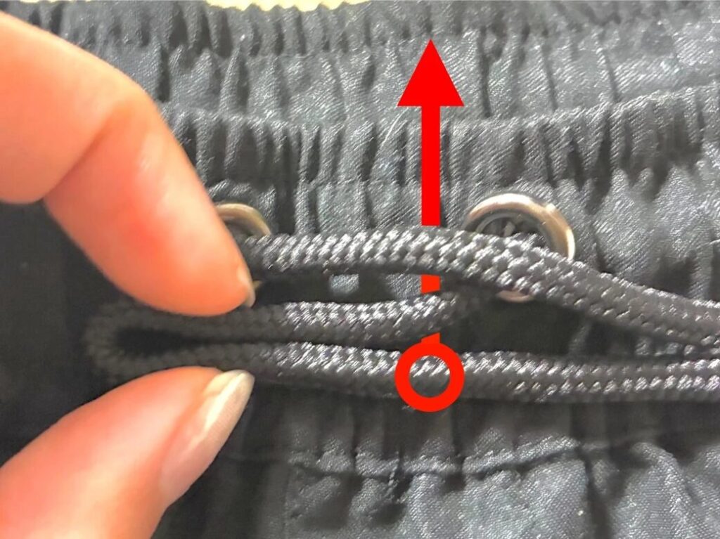 4) 손가락으로 접힌 부분을 잡은 뒤, U자보다 앞쪽의 끈 끝을 위·아래 두 가닥의 뒤쪽으로 통과시켜 위로 꺼낸다.