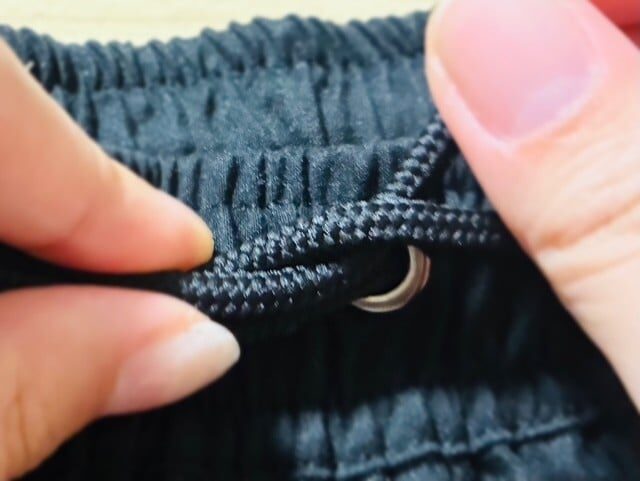 5) 위로 나온 끈을 가로로 놓여 있는 끈에 ‘돌돌 감싸듯’ 감아 올라간다.