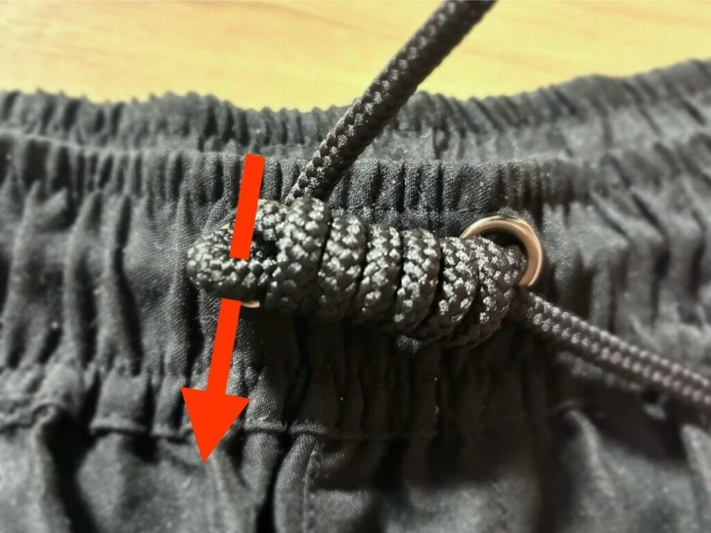 6) 끝까지 감았으면, 감겨 있는 끈 끝을 마지막 고리에 통과시킨다.