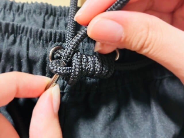 6) 끝까지 감았으면, 감겨 있는 끈 끝을 마지막 고리에 통과시킨다.