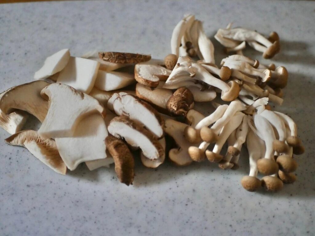 체에 밭쳐 물기를 빼둔다.