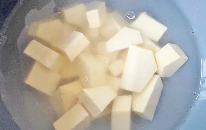 고구마를 썰어 물에 담가둔다