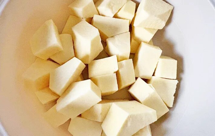 전자레인지로 익힌 뒤 으깬다