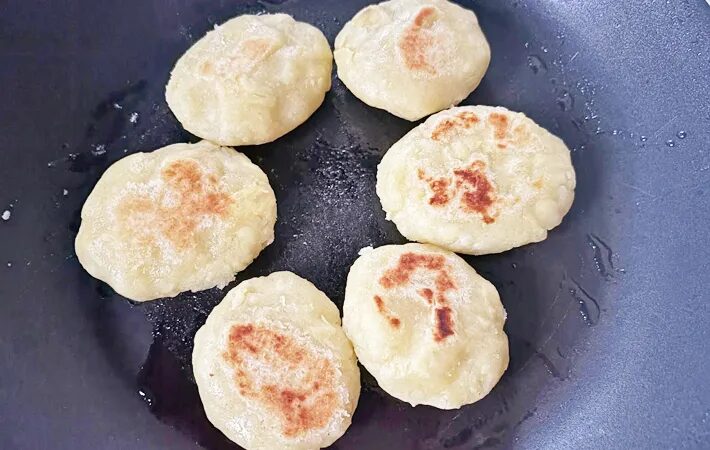 원하는 모양으로 빚는다.