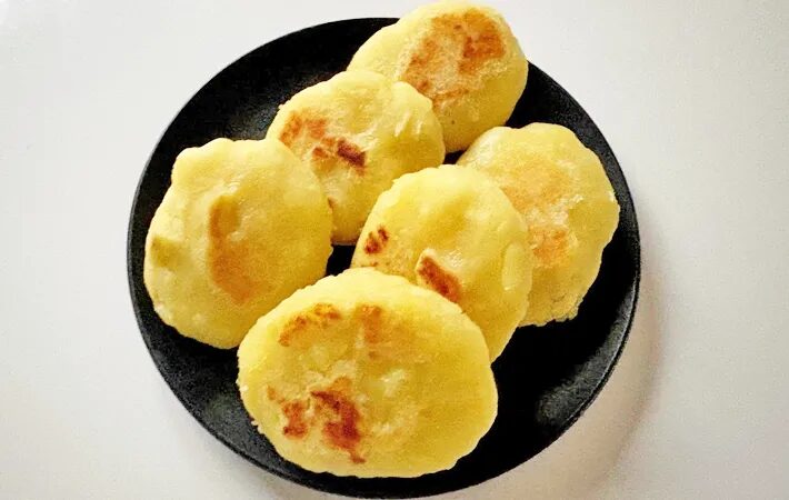 노릇한 색이 나도록 지그시 구워주고,