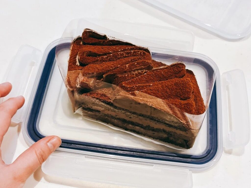 깊이감 있는 밀폐용기를 준비하고,