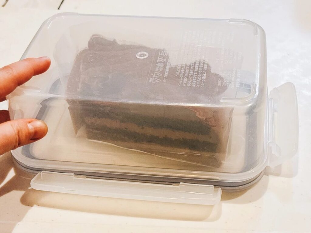 뚜껑 위에 조각 케이크를 조심스럽게 올리고,