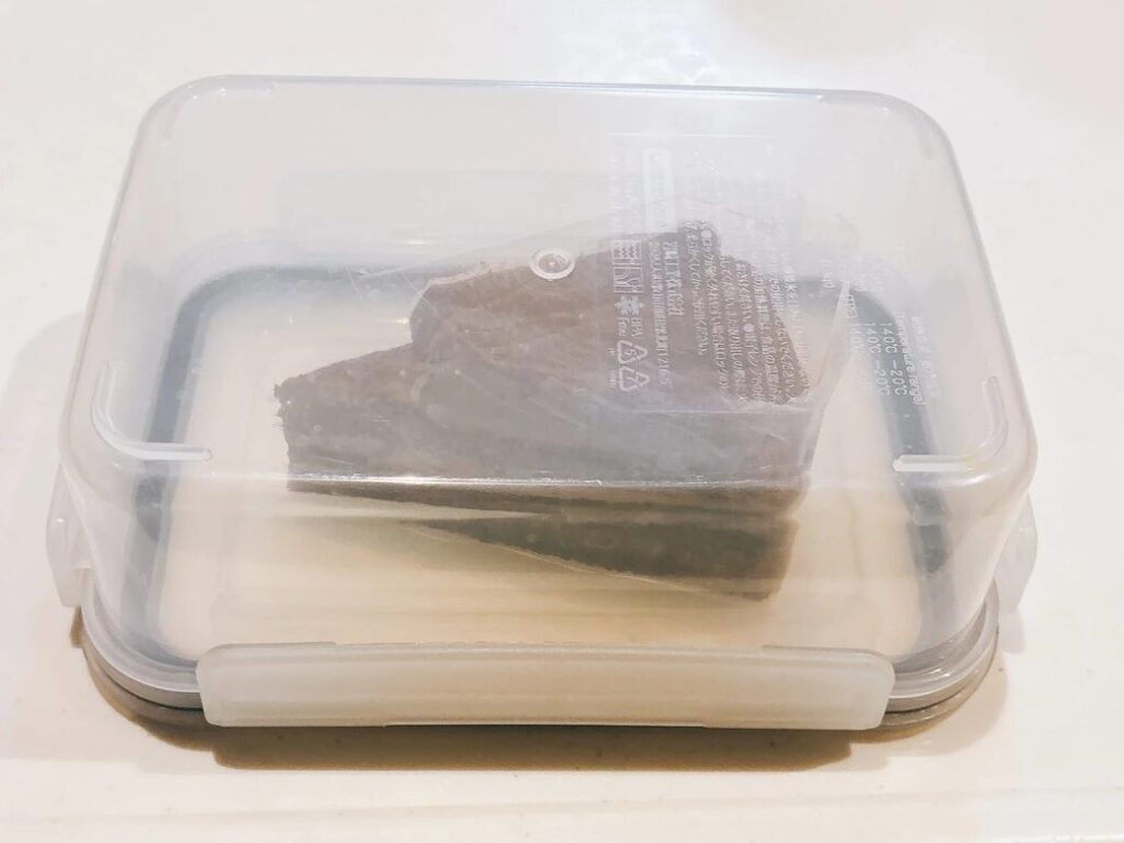 아래로 덮어 씌운 뒤 잠가준다.