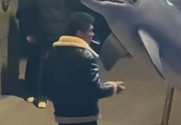 “여기 금연인 거 몰라? 불 꺼!”