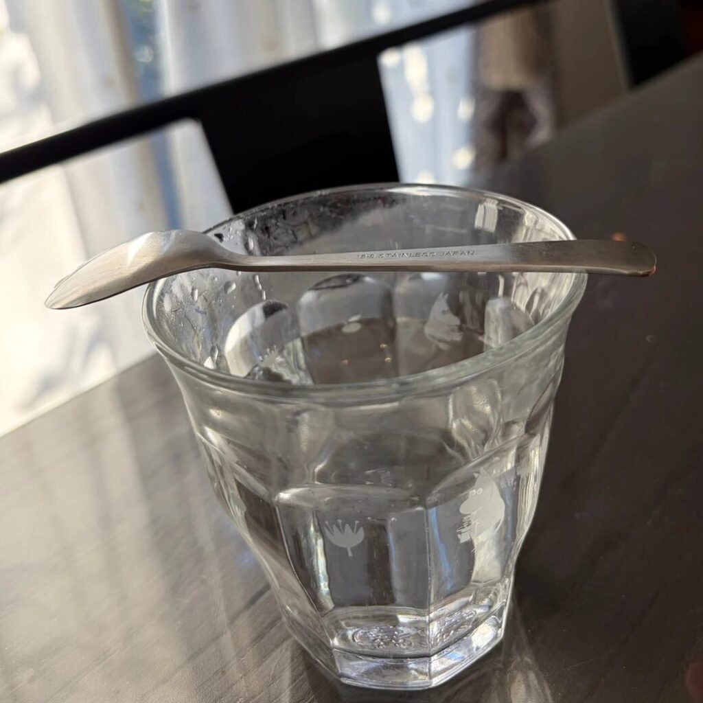 컵에서 컵으로 음료를 따를 때 쏟는 이유