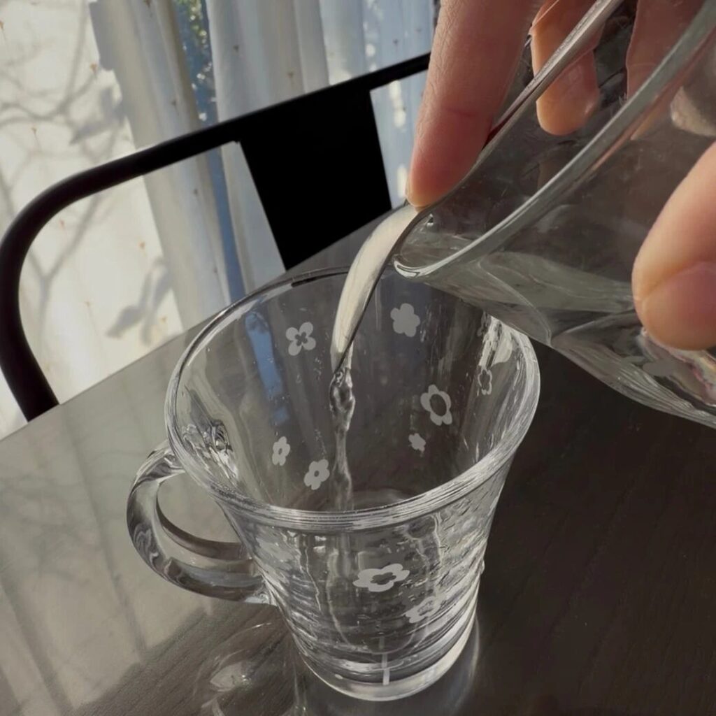 ② 검지로 가볍게 고정하고 따르기