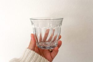 Read more about the article 컵에서 컵으로 음료를 안 쏟고 따르는 방법