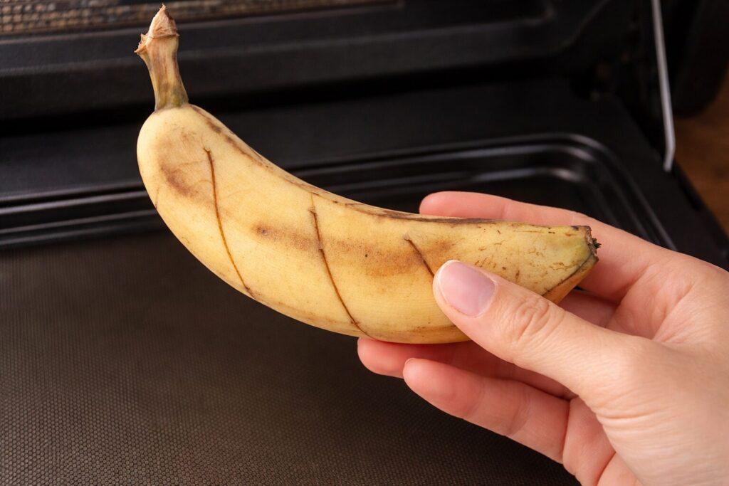 껍질을 벗기지 않은 상태 그대로 접시에 올린다.