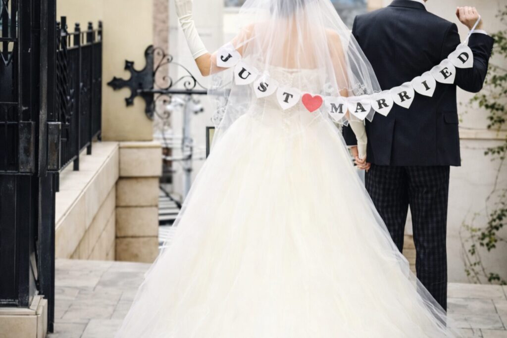 시청에서 열린 결혼식, 그리고 한 친구의 역할