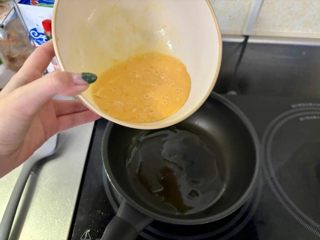 그릇을 360도 회전시키면서