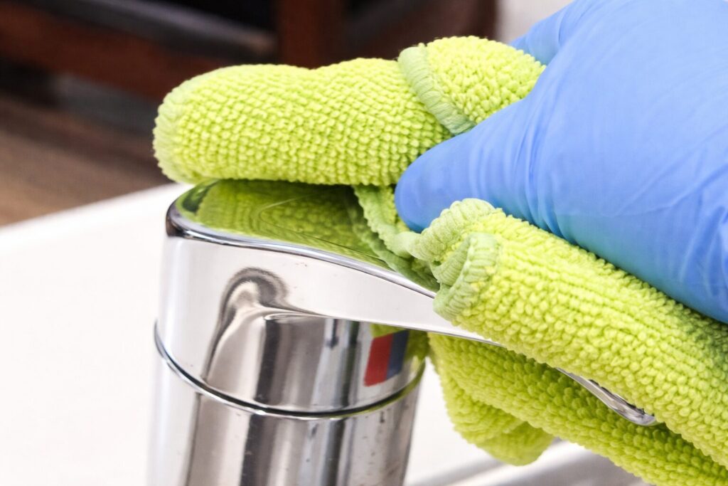 수전에 직접 세정제를 분사하