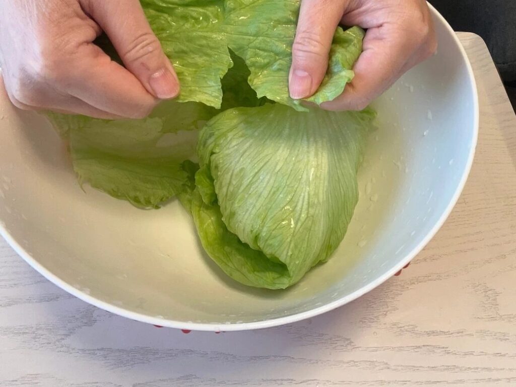 비틀지 말고 수직으로 당기기