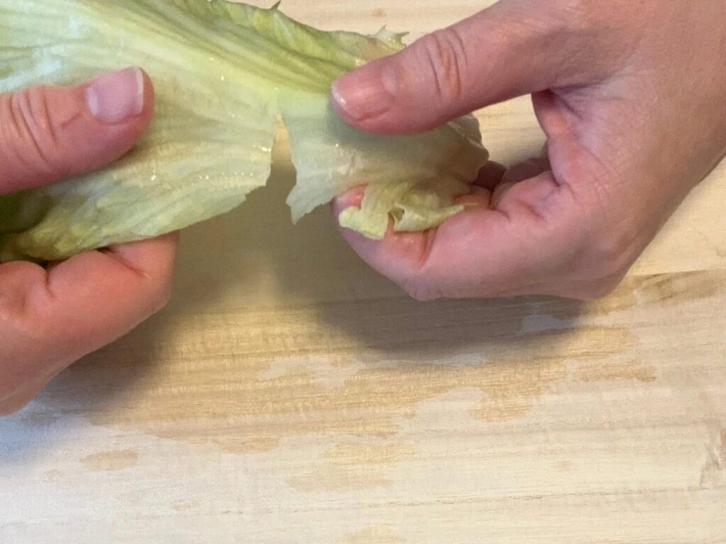 아삭함을 극대화하는 양상추 뜯기 방법