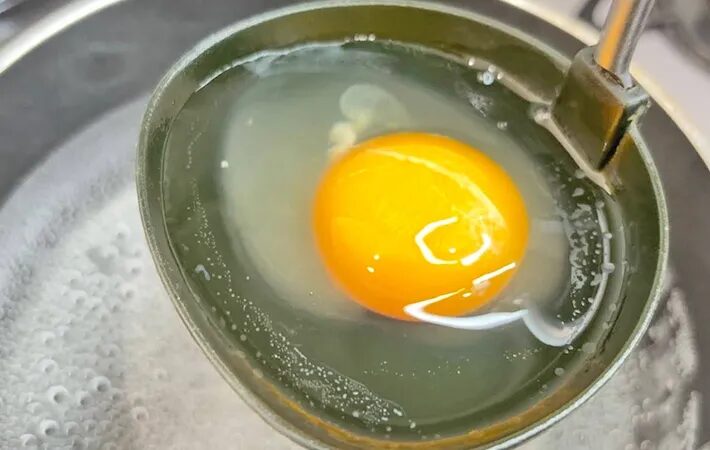 저 냄비에 물을 붓고 중불로 데운다