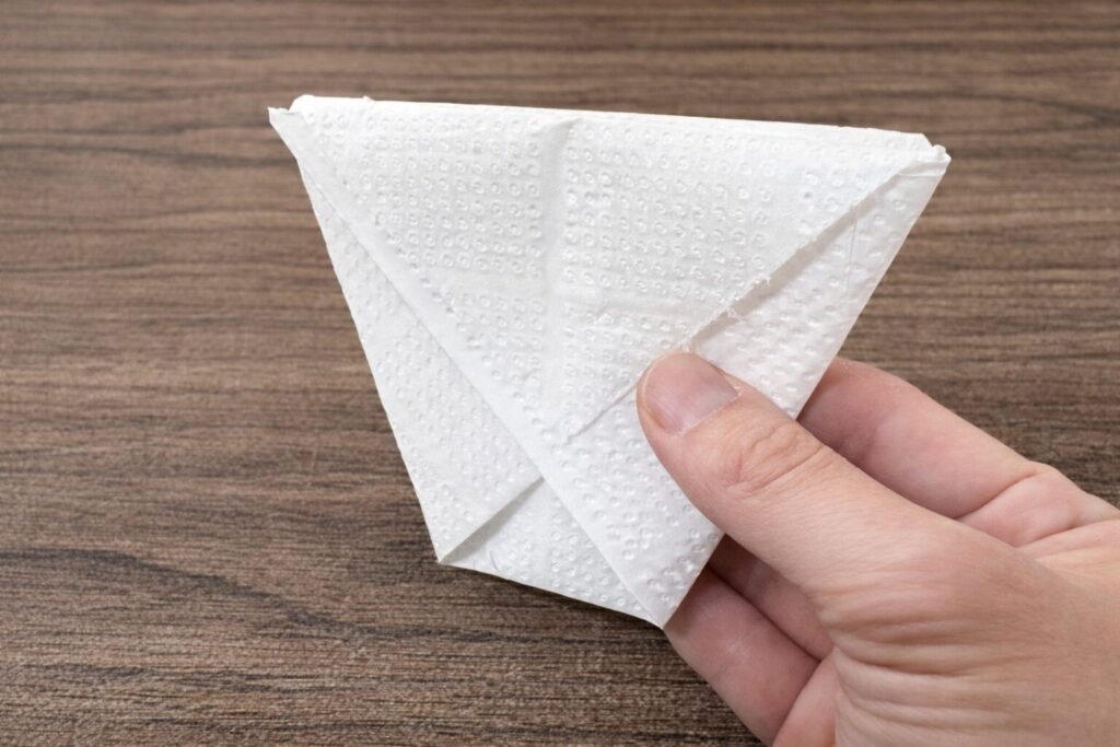 이렇게 하면 컵 모양이 완성된다. 별도의 도구 없이, 접기만 하면 바로 쓸 수 있다.