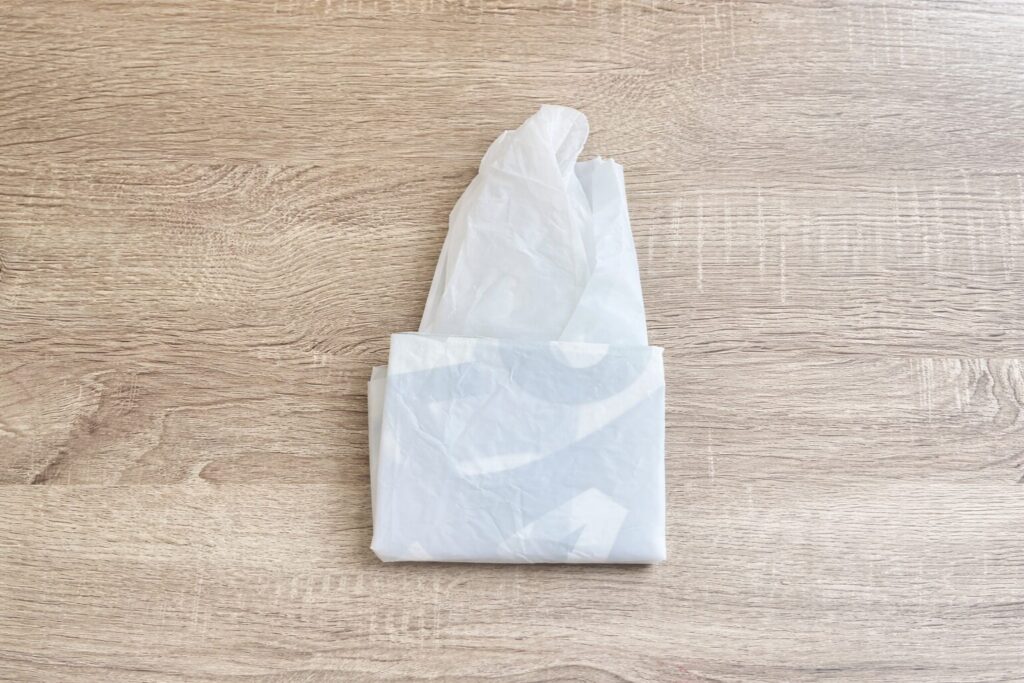 손바닥으로 꾹 눌러 공기를 충분히 빼준다.