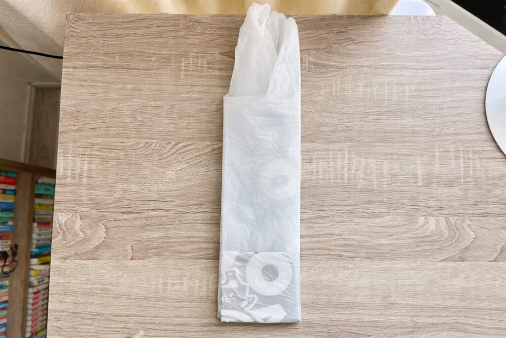 왼쪽과 오른쪽 가장자리를 각각 안쪽으로 접는다.