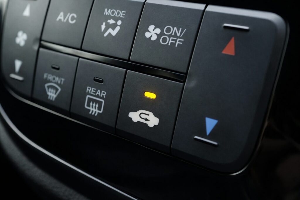 외기 모드와 A/C(에어컨)을 켠다