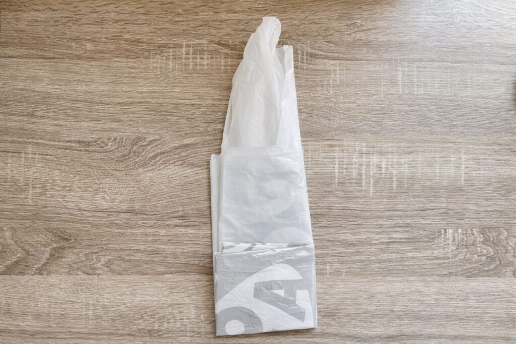 손으로 눌러가며 접으면 형태가 더 안정된다.