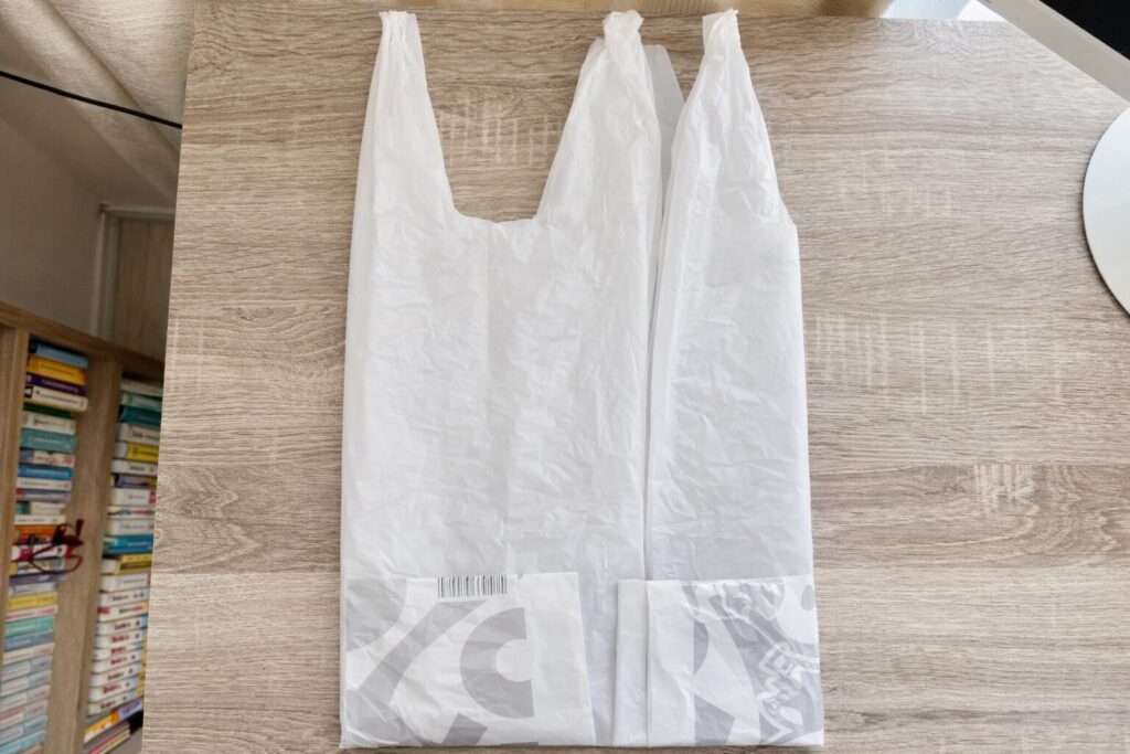 그다음 봉지를 그대로 뒤집는다