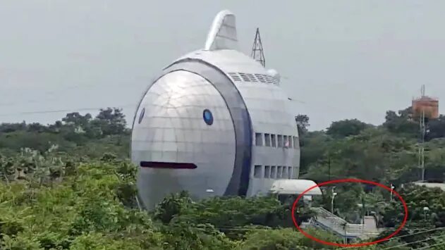 폭도 도로 한 구간에 맞먹는다.