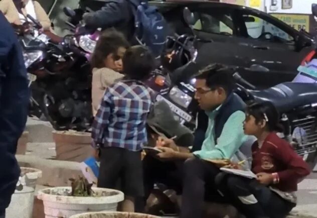 빈곤층과 낮은 카스트 출신 가정은 발전의 흐름에서 소외되기 쉽다.