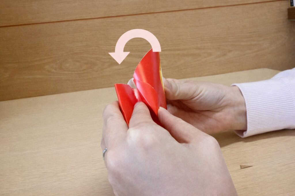 부분을 각각 안쪽으로 접는다.