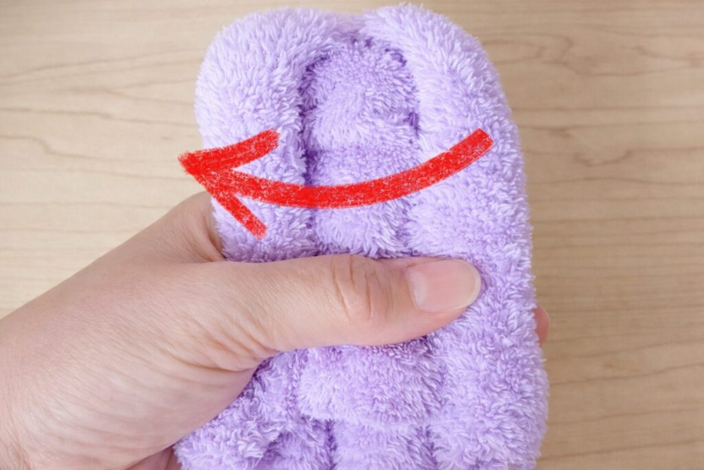 접힌 부분의 왼쪽을 좌우로 펼치듯 벌려준다