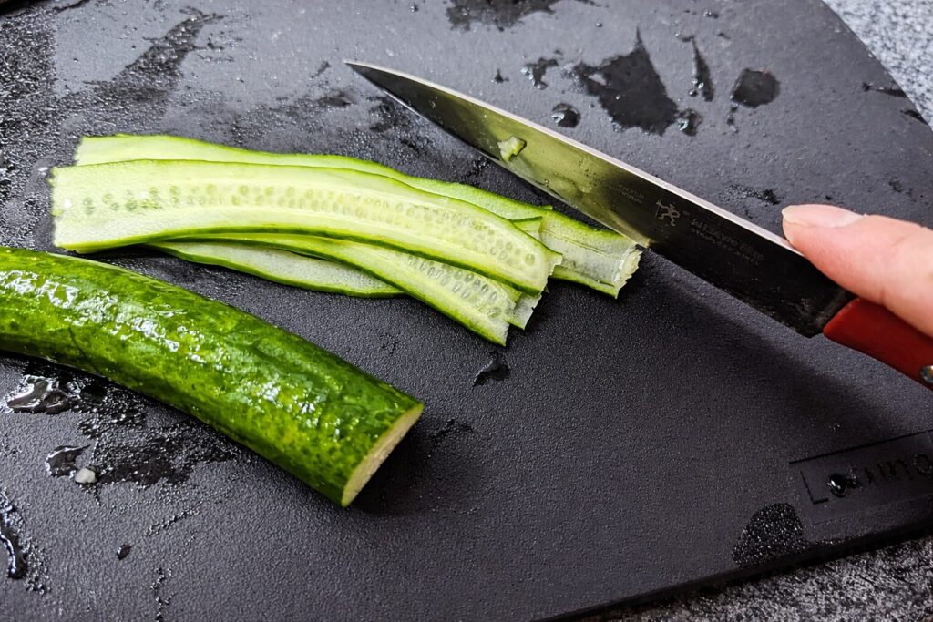 슬라이스한 오이를 겹쳐서 정리한다