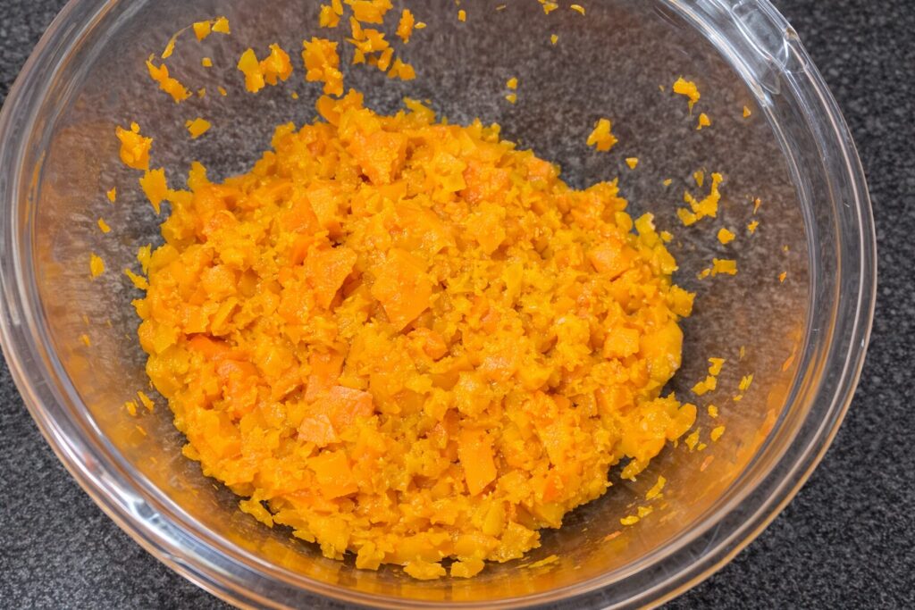 4. 익은 당근을 으깬다.