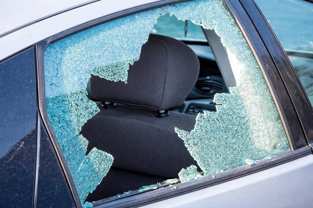 헤드레스트로 창문을 깨는 방법