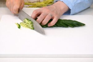 Read more about the article 굵기가 제각각이 되지 않는 오이채 써는법