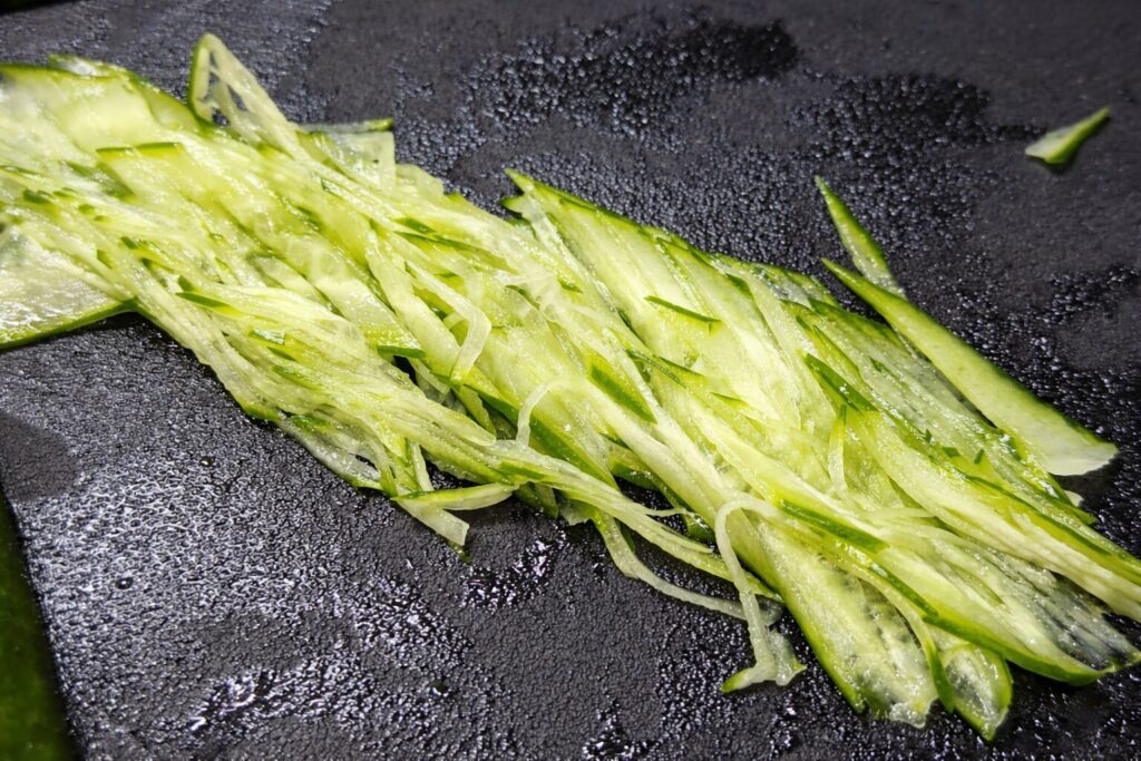 이제 칼로 가늘게 썰어준다