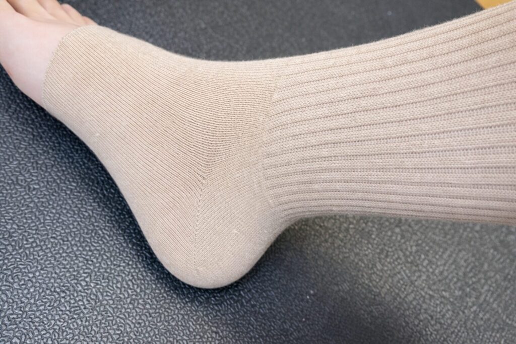 2. 발끝만 자르면 완성되는 간단 레그워머