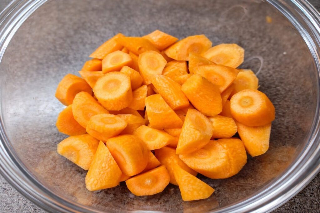 2. 당근은 꼭지를 제거하고 껍질을 벗긴 뒤 큼직하게 썬다.