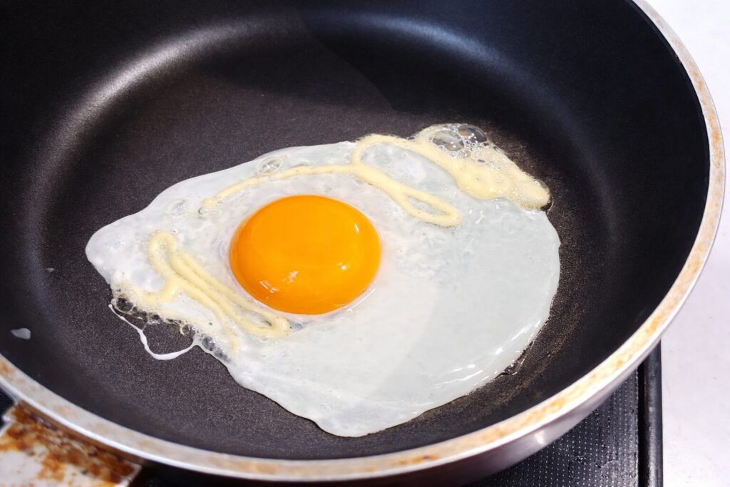 방법 2. 달걀을 깨 넣고, 원하는 익힘 정도까지 구우면 완성
